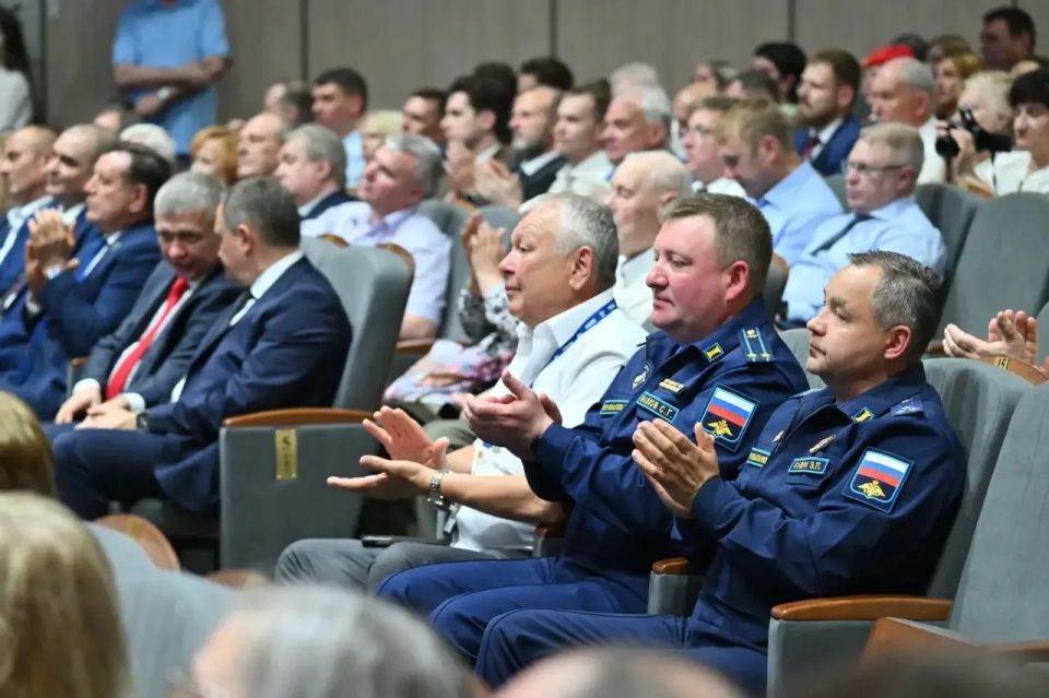 Председатель Мособлдумы и глава Балашихи поздравили сотрудников авиакорпорации "Рубин" с 80-летием предприятия Председатель Мособлдумы и глава Балашихи поздравили сотрудников авиакорпорации "Рубин" с 80-летием предприятия