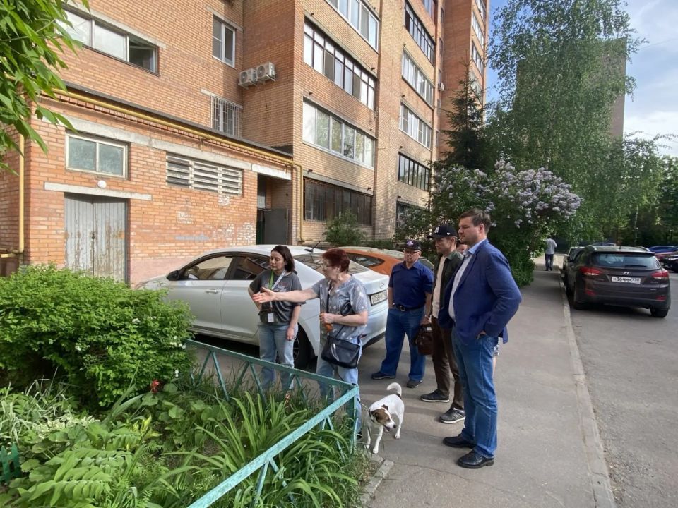 Уполномоченный главы округа Нина Ушакова вместе с представителями МБУ «ЖЭУ Пушкино» встретилась с жильцами дома №8 по Ярославскому шоссе Уполномоченный главы округа Нина Ушакова вместе с представителями МБУ «ЖЭУ Пушкино» встретилась с жильцами дома №8 по Ярославскому шоссе