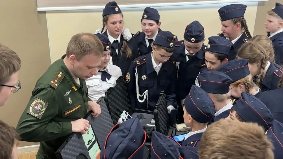 Сотрудники военных следственных органов СК России продолжают знакомить подрастающее поколение со своей работой Сотрудники военных следственных органов СК России продолжают знакомить подрастающее поколение со своей работой