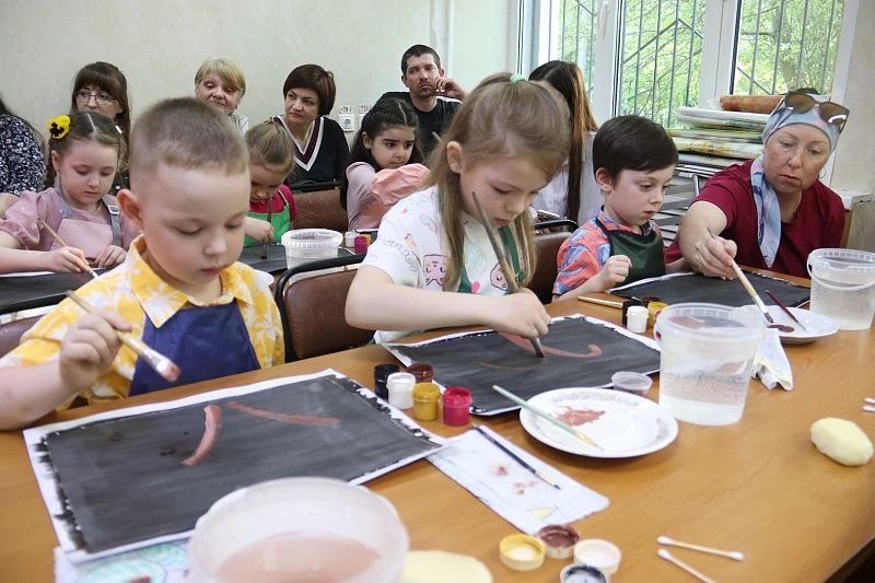 Во Дворце культуры «Юбилейный» прошло открытое занятие «Краски весны» для самых маленьких воспитанников студии изобразительного искусства «Кисточка» Во Дворце культуры «Юбилейный» прошло открытое занятие «Краски весны» для самых маленьких воспитанников студии изобразительного искусства «Кисточка»