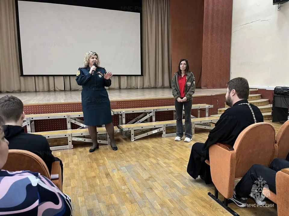 Урок пожарной безопасности прошел в 22 школе поселка Дубовая Роща Урок пожарной безопасности прошел в 22 школе поселка Дубовая Роща