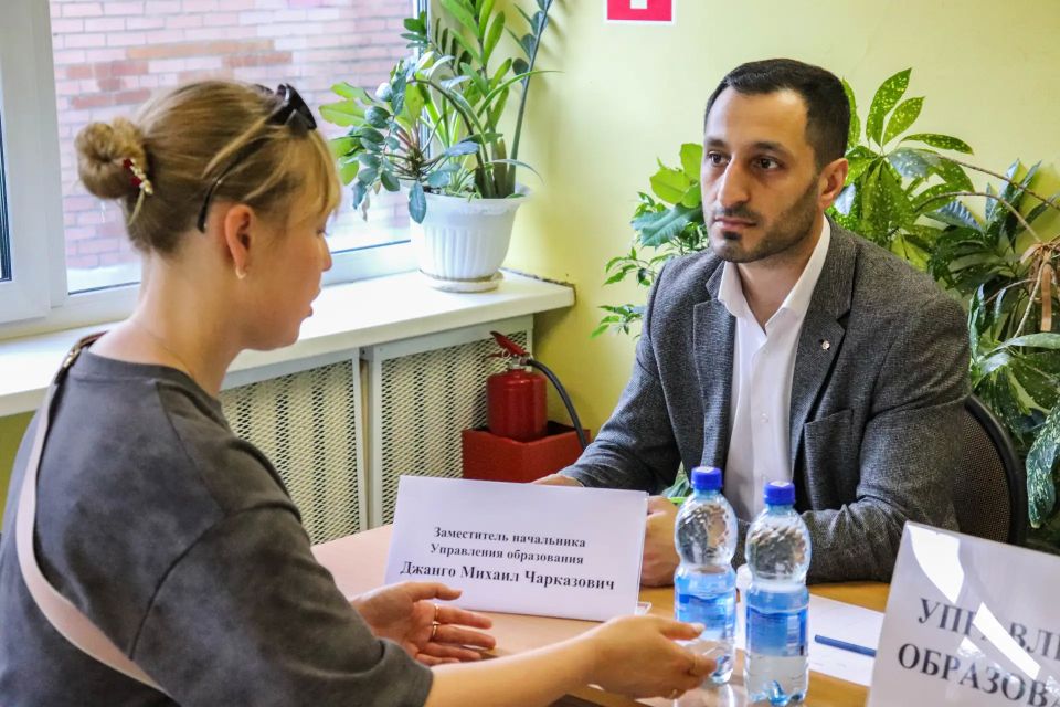 Администрация Реутова и директора школ встретились с родителями и педагогами Администрация Реутова и директора школ встретились с родителями и педагогами