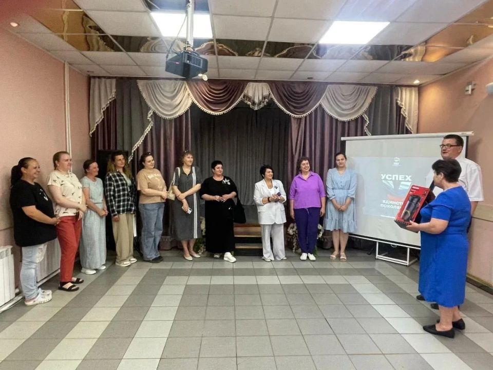 МЕЩЕРИНО. В рамках программы партии «Единая Россия» «Успех V единстве поколений» в Мещеринском Доме культуры встретился с коллективом и жителями городского округа Ступино МЕЩЕРИНО. В рамках программы партии «Единая Россия» «Успех V единстве поколений» в Мещеринском Доме культуры встретился с коллективом и жителями городского округа Ступино