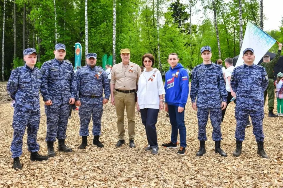 Росгвардейцы приняли участие в Международной акции "Сад памяти" в Подмосковье Росгвардейцы приняли участие в Международной акции "Сад памяти" в Подмосковье