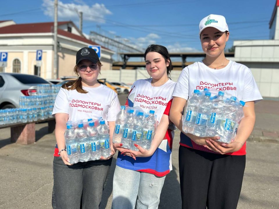 Более 450 бутылок с водой раздали волонтёры на привокзальной площади в Подольске