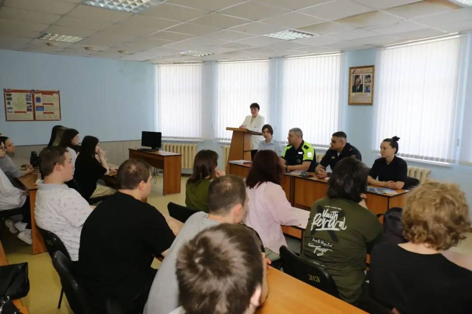 На днях двери Госавтоинспекции г.о. Подольск открылись для студентов юридического факультета Гуманитарно–технического колледжа «Знание» На днях двери Госавтоинспекции г.о. Подольск открылись для студентов юридического факультета Гуманитарно–технического колледжа «Знание»