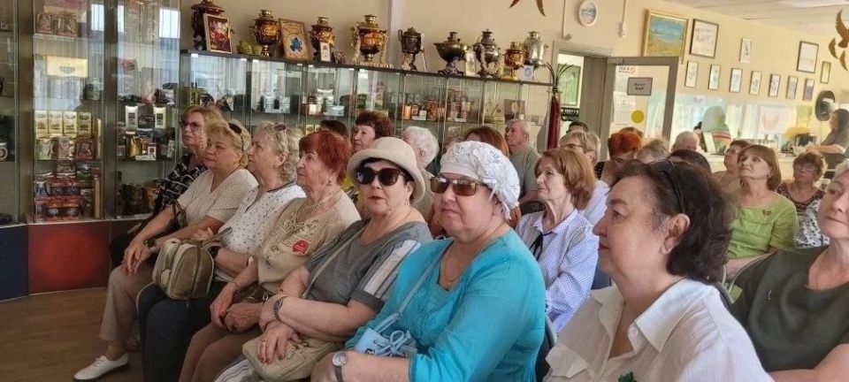 Бергамот и целый автобус хорошего настроения привезли из Фрязино участники проекта «Активное долголетие» Бергамот и целый автобус хорошего настроения привезли из Фрязино участники проекта «Активное долголетие»