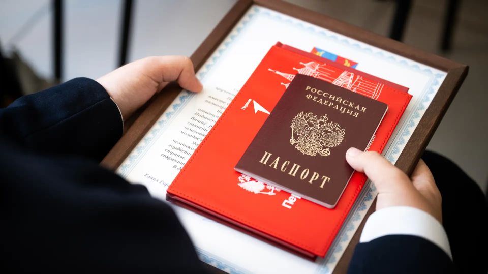 Владимир Волков: По уже сложившейся традиции вручили паспорта нашим юным жителям - торжественная церемония прошла в Островецкой школе Владимир Волков: По уже сложившейся традиции вручили паспорта нашим юным жителям - торжественная церемония прошла в Островецкой школе