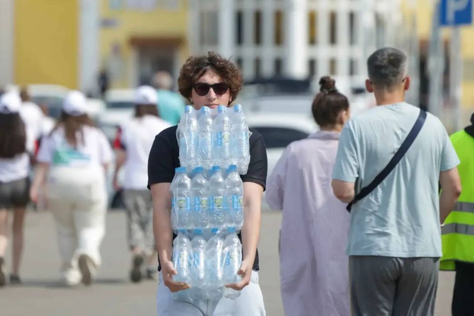 Акция продолжается: сегодня волонтеры раздали более 1400 бутылок воды Акция продолжается: сегодня волонтеры раздали более 1400 бутылок воды
