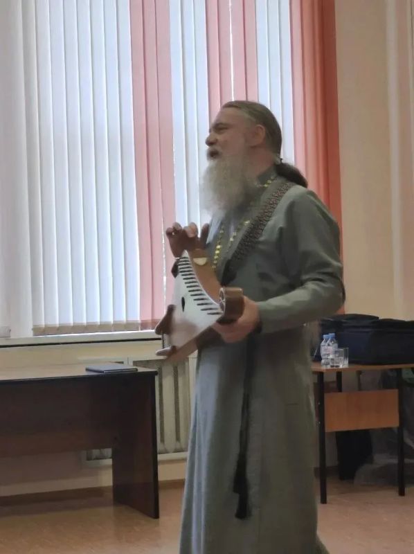 Центральной городской библиотеке имени А.П. Чехова состоялась встреча библиотекарей с настоятелем Никольского храма, председателем Епархиальной комиссии по вопросам семьи, защиты материнства и детства протоиереем Владимиром...