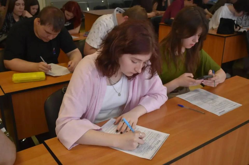 На днях двери Госавтоинспекции г.о. Подольск открылись для студентов юридического факультета Гуманитарно–технического колледжа «Знание» На днях двери Госавтоинспекции г.о. Подольск открылись для студентов юридического факультета Гуманитарно–технического колледжа «Знание»