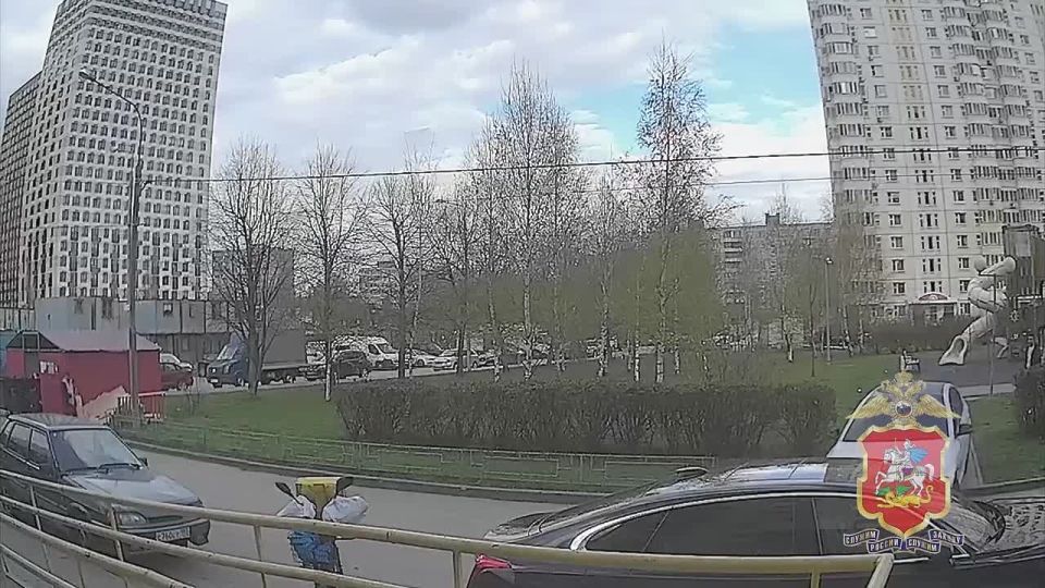 "Хотел сократить дорогу": водитель проехался на иномарке по детской площадке