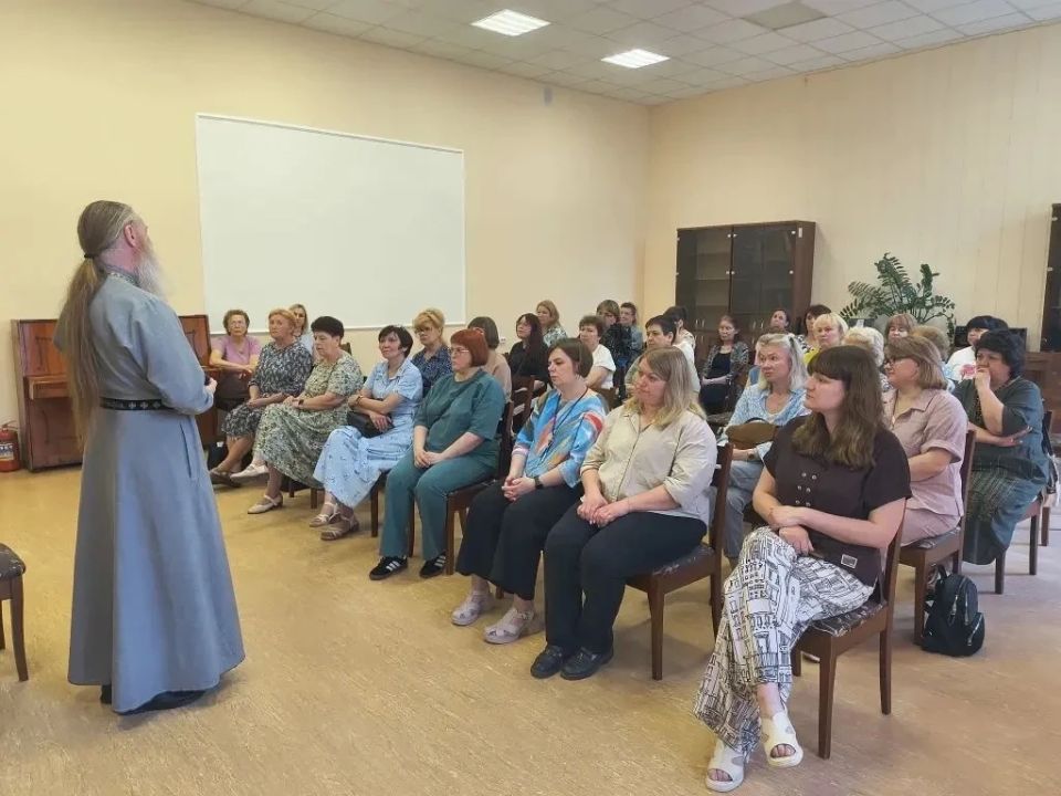 Центральной городской библиотеке имени А.П. Чехова состоялась встреча библиотекарей с настоятелем Никольского храма, председателем Епархиальной комиссии по вопросам семьи, защиты материнства и детства протоиереем Владимиром... Центральной городской библиотеке имени А.П. Чехова состоялась встреча библиотекарей с настоятелем Никольского храма, председателем Епархиальной комиссии по вопросам семьи, защиты материнства и детства протоиереем Владимиром...