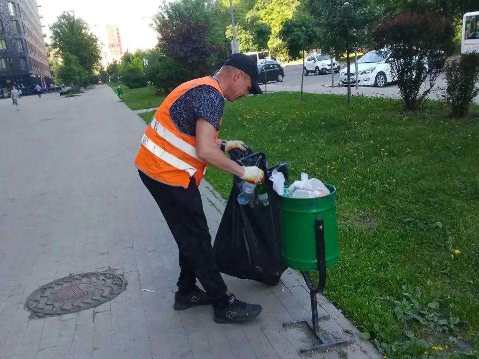 Юлия Купецкая: В округе — ежедневная уборка и порядок на улицах! Юлия Купецкая: В округе — ежедневная уборка и порядок на улицах!