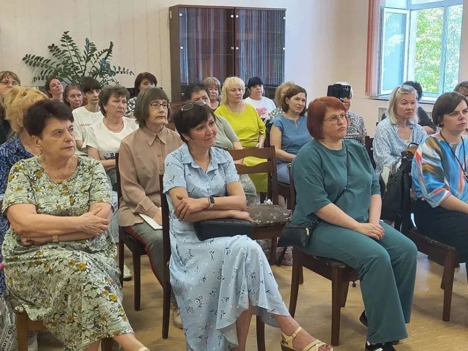 Центральной городской библиотеке имени А.П. Чехова состоялась встреча библиотекарей с настоятелем Никольского храма, председателем Епархиальной комиссии по вопросам семьи, защиты материнства и детства протоиереем Владимиром... Центральной городской библиотеке имени А.П. Чехова состоялась встреча библиотекарей с настоятелем Никольского храма, председателем Епархиальной комиссии по вопросам семьи, защиты материнства и детства протоиереем Владимиром...