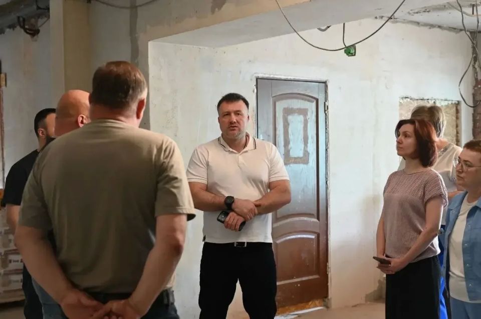 Глава Серпухова Алексей Шимко совместно с депутатом окружного Совета Юлией Громовой и представителями родительской общественности оценил ход капитального ремонта в детской школе искусств «Синтез» Глава Серпухова Алексей Шимко совместно с депутатом окружного Совета Юлией Громовой и представителями родительской общественности оценил ход капитального ремонта в детской школе искусств «Синтез»