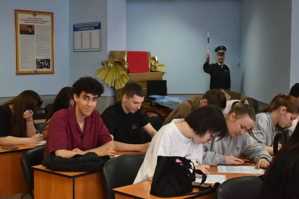 На днях двери Госавтоинспекции г.о. Подольск открылись для студентов юридического факультета Гуманитарно–технического колледжа «Знание» На днях двери Госавтоинспекции г.о. Подольск открылись для студентов юридического факультета Гуманитарно–технического колледжа «Знание»