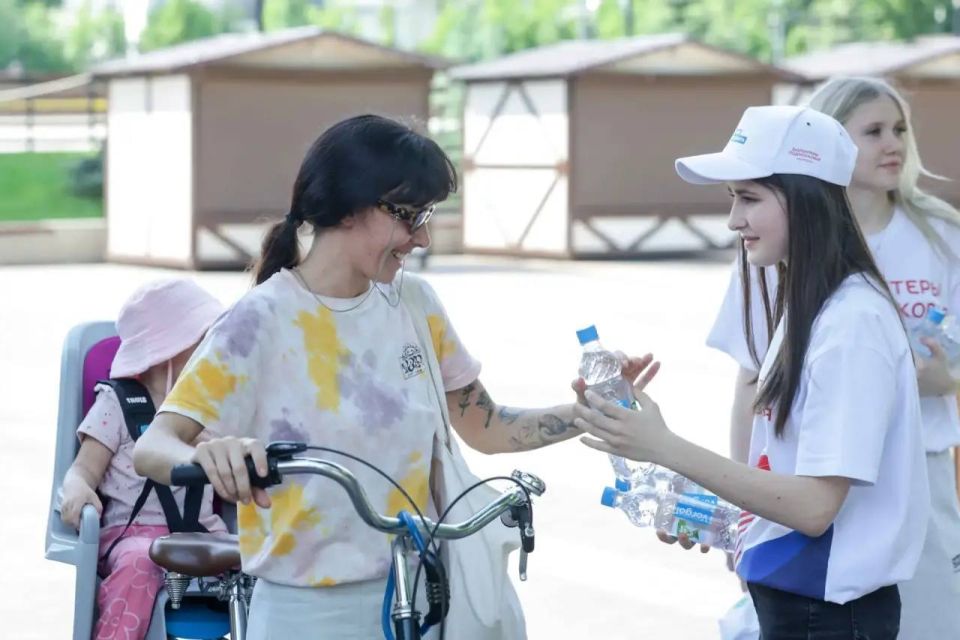 Акция продолжается: сегодня волонтеры раздали более 1400 бутылок воды Акция продолжается: сегодня волонтеры раздали более 1400 бутылок воды