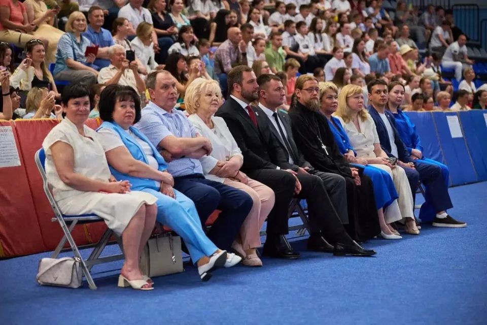 Михаил Собакин: С большим удовольствием приветствовал участников и гостей II-го муниципального весеннего кадетского бала Михаил Собакин: С большим удовольствием приветствовал участников и гостей II-го муниципального весеннего кадетского бала