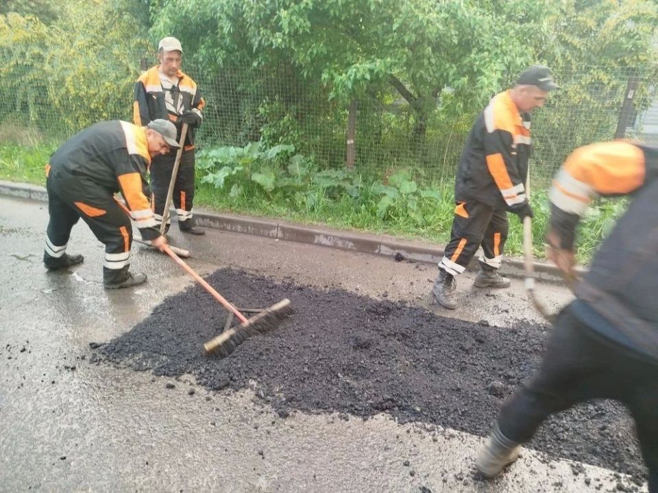 В городе продолжаются ремонтные работы по восстановлению дорожного полотна В городе продолжаются ремонтные работы по восстановлению дорожного полотна