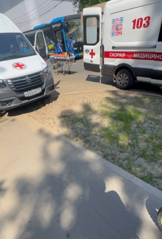 Автобус врезался в припаркованный грузовик в Москве Автобус врезался в припаркованный грузовик в Москве