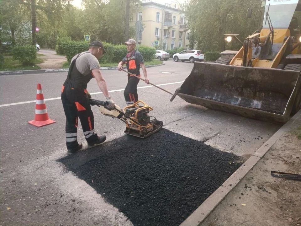 В городе продолжаются ремонтные работы по восстановлению дорожного полотна