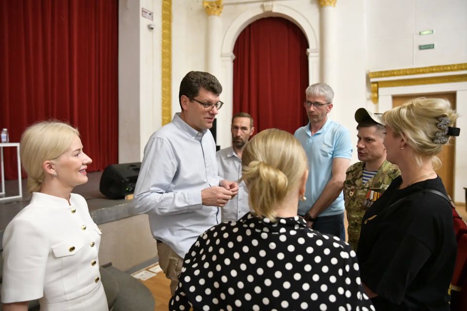 Депутат Государственной Думы Денис Кравченко встретился с представителями социальной сферы в Центре культурного развития «Яхромский» Депутат Государственной Думы Денис Кравченко встретился с представителями социальной сферы в Центре культурного развития «Яхромский»