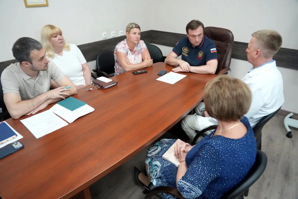 Сегодня вместе с депутатом Госдумы Сергеем Пахомовым, главным врачом Олегом Дмитриевым, коллегами из администрации и представителями подрядчика провела рабочее совещание по капитальному ремонту главного корпуса...