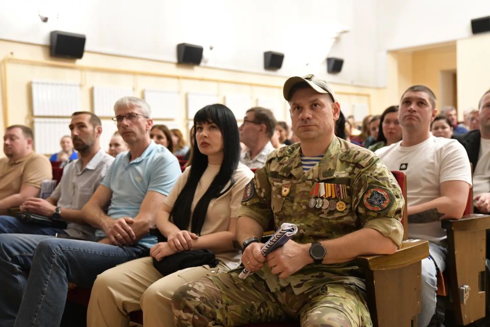 Депутат Государственной Думы Денис Кравченко встретился с представителями социальной сферы в Центре культурного развития «Яхромский»