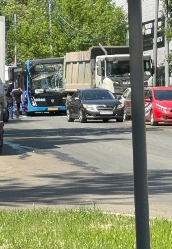 Автобус врезался в припаркованный грузовик в Москве