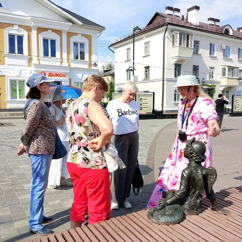 Участники программы «Активное долголетие» побывали на пешеходной экскурсии «Город воинской и трудовой славы»