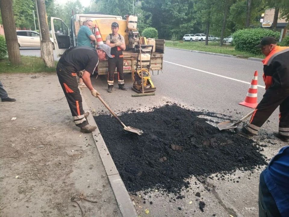 В городе продолжаются ремонтные работы по восстановлению дорожного полотна В городе продолжаются ремонтные работы по восстановлению дорожного полотна