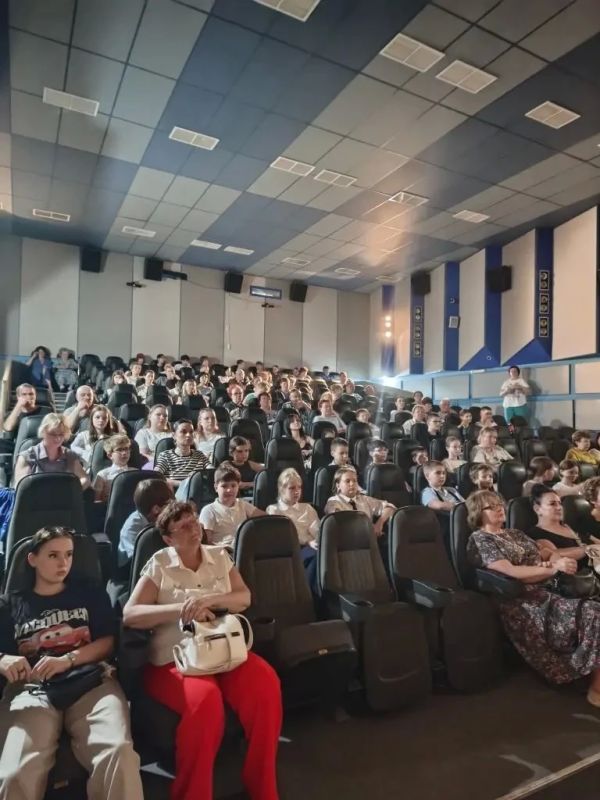 В Доме культуры «Россия» собрались представители разных поколений, чтобы увидеть военную драму «Семь верст до рассвета» В Доме культуры «Россия» собрались представители разных поколений, чтобы увидеть военную драму «Семь верст до рассвета»