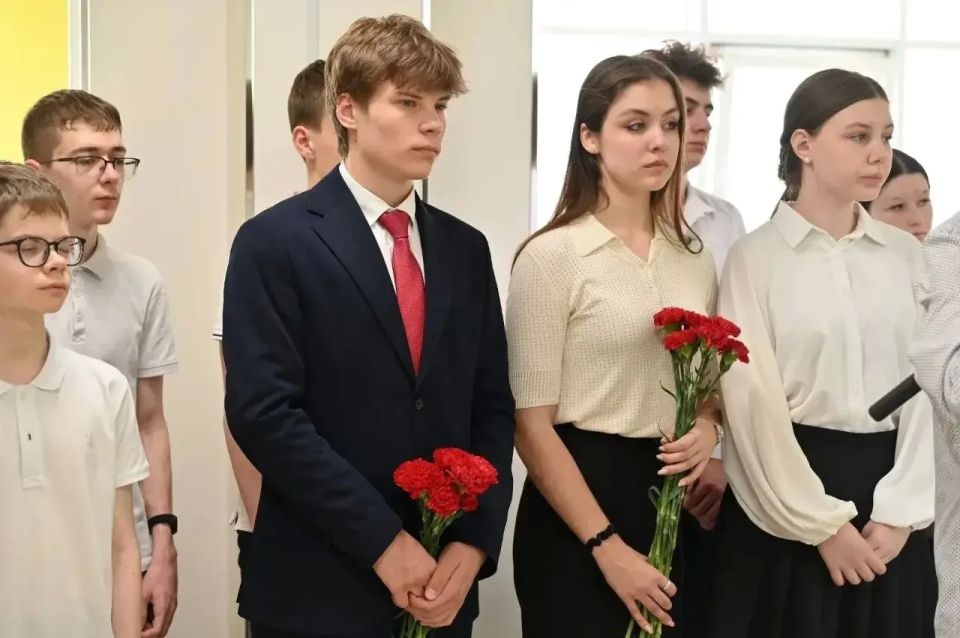 В школе №7 «Центра непрерывного образования» открыли Парту Героя в честь выпускника, серпуховича Алексея Воронина В школе №7 «Центра непрерывного образования» открыли Парту Героя в честь выпускника, серпуховича Алексея Воронина