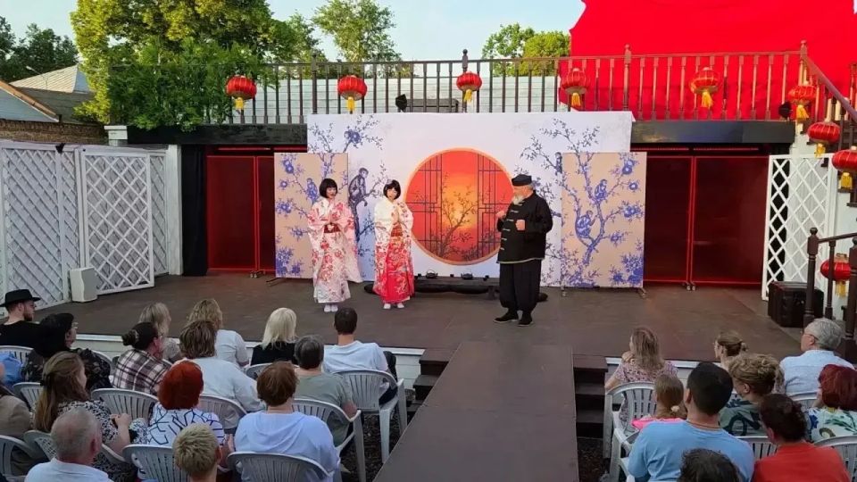 Коломна стала сценой для выпускного спектакля студентов ГИТИСа Коломна стала сценой для выпускного спектакля студентов ГИТИСа