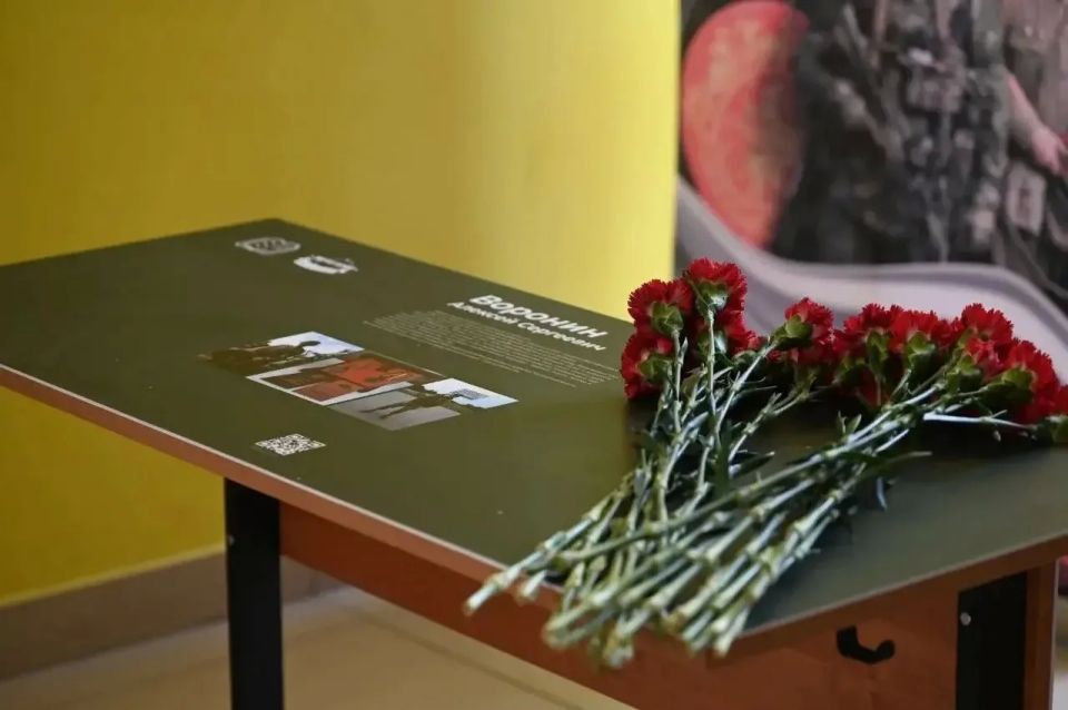 В школе №7 «Центра непрерывного образования» открыли Парту Героя в честь выпускника, серпуховича Алексея Воронина В школе №7 «Центра непрерывного образования» открыли Парту Героя в честь выпускника, серпуховича Алексея Воронина