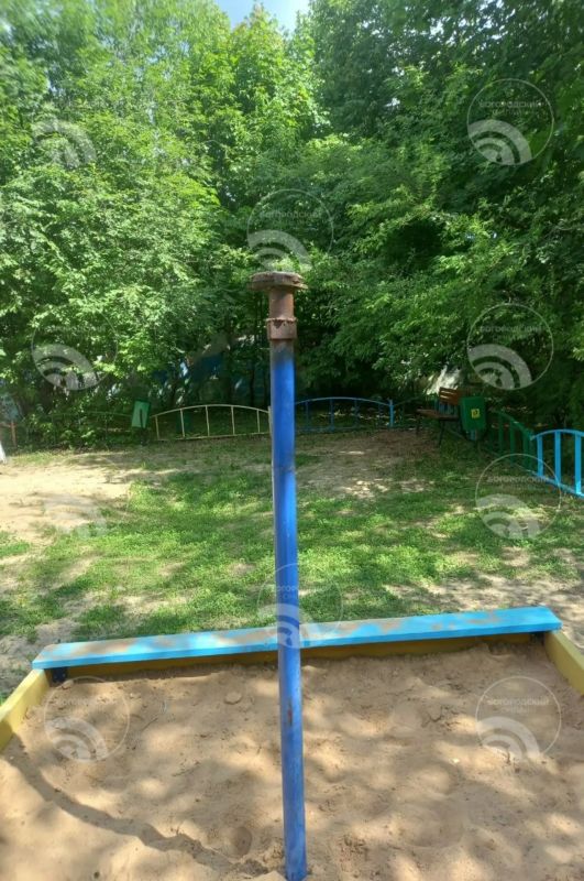 Металлический «грибок» не выдержал жары обрушился на детской площадке в Ногинске — сообщают подписчики