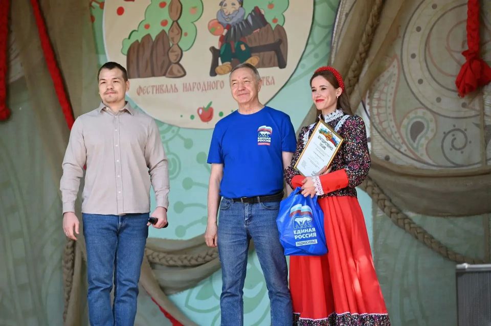 Песнями, танцами и самобытными традициями на площади ДК п. Мирный встретили III фестиваль народного творчества «Околица» Песнями, танцами и самобытными традициями на площади ДК п. Мирный встретили III фестиваль народного творчества «Околица»