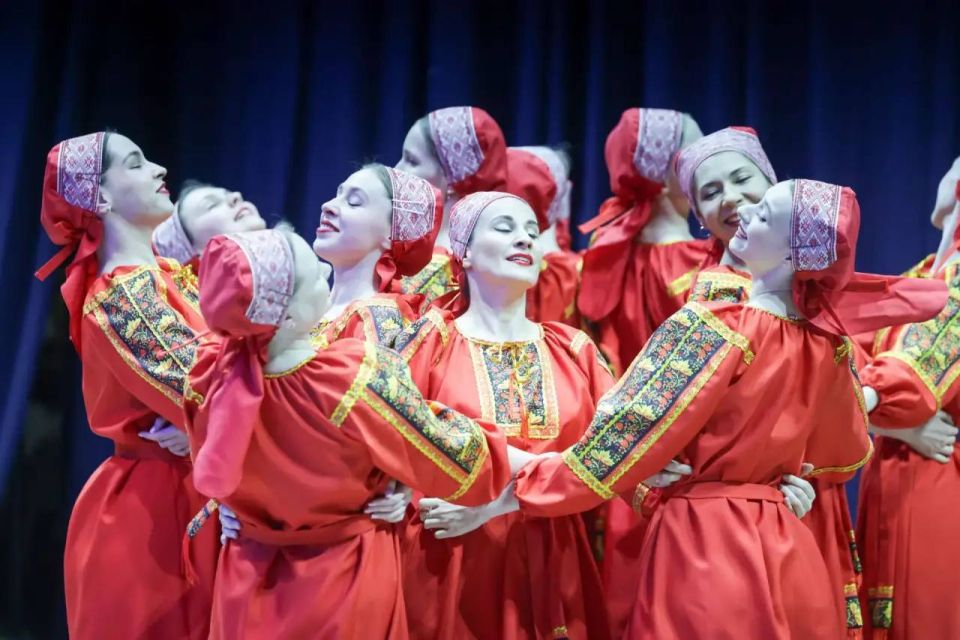 Ансамбль танца «Радуга» представил отчётный концерт «Весенние перезвоны» Ансамбль танца «Радуга» представил отчётный концерт «Весенние перезвоны»