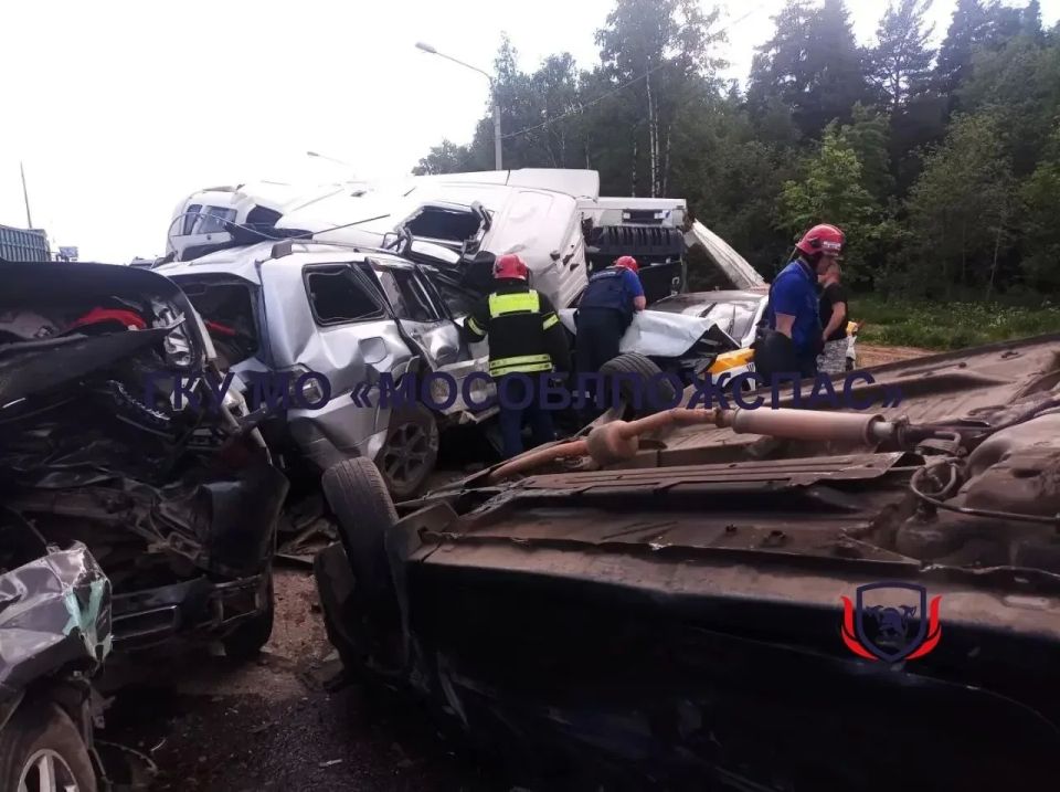 В Подмосковье столкнулись 13 автомобилей: один человек погиб