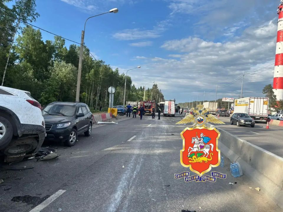 Один человек погиб в результате массового ДТП с участием 13 машин рядом с Пушкино, сообщили в полиции Московской области