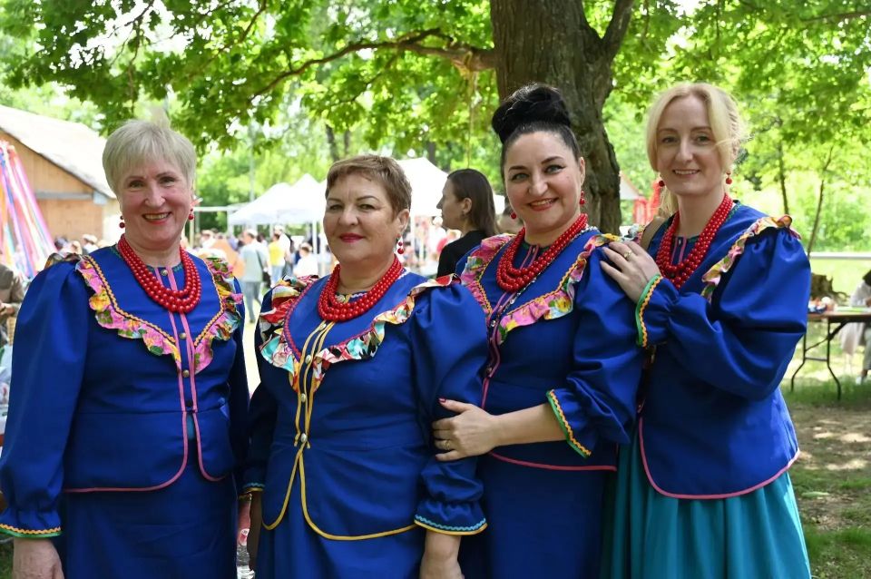 Песнями, танцами и самобытными традициями на площади ДК п. Мирный встретили III фестиваль народного творчества «Околица» Песнями, танцами и самобытными традициями на площади ДК п. Мирный встретили III фестиваль народного творчества «Околица»