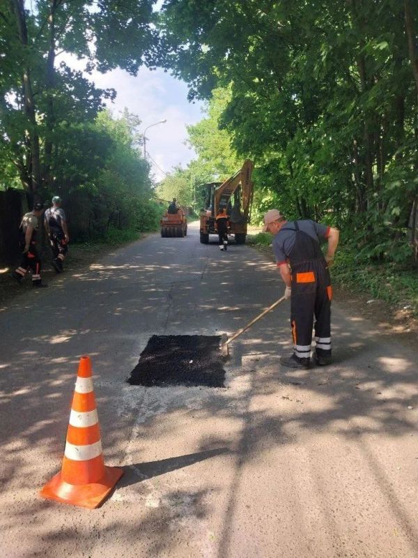 В городе продолжаются ремонтные работы по восстановлению дорожного полотна В городе продолжаются ремонтные работы по восстановлению дорожного полотна