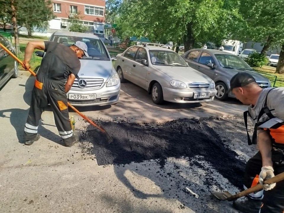 В городе продолжаются ремонтные работы по восстановлению дорожного полотна