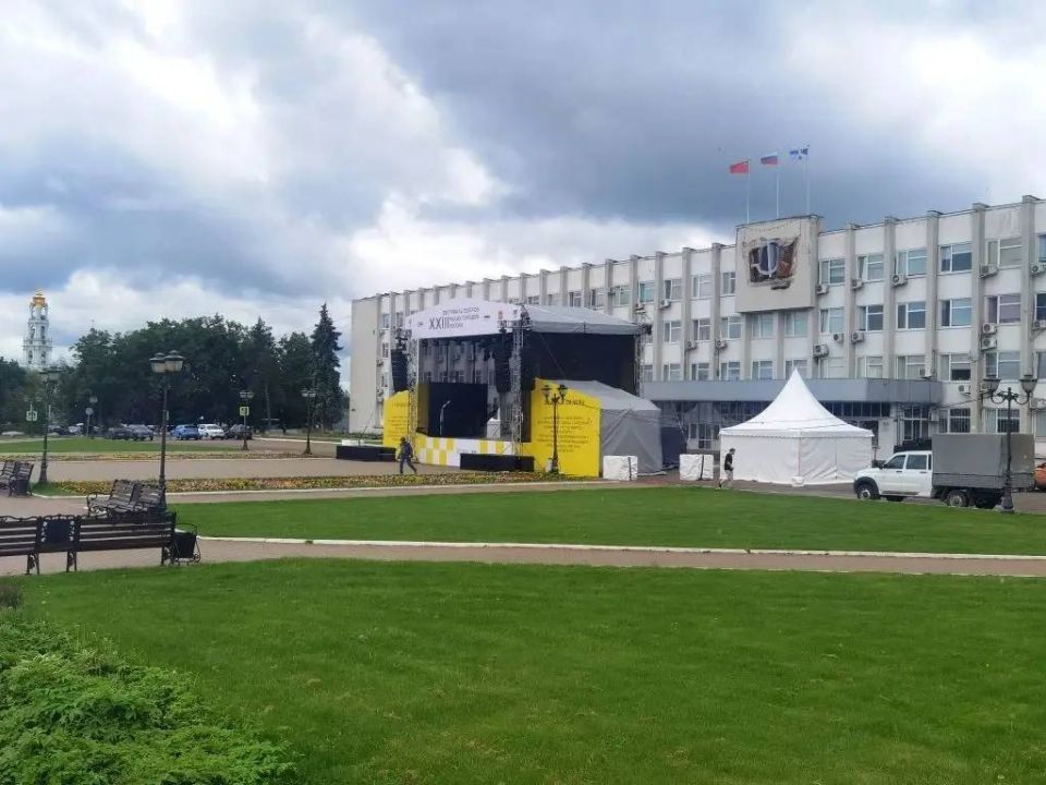 У здания администрации уже установлена сцена У здания администрации уже установлена сцена