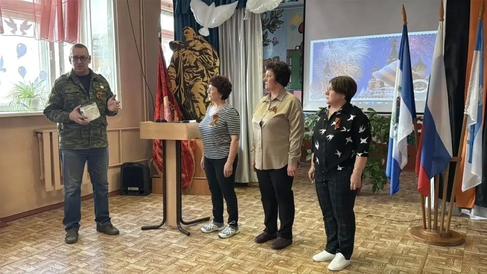 Ленинградские поисковики передали родным погибшего красноармейца его именной котелок