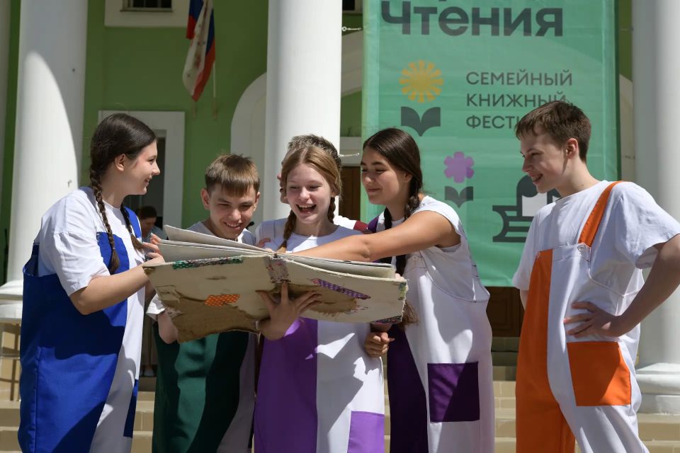 В минувшие выходные в Дмитрове впервые прошёл масштабный семейный фестиваль «ПредпоЧтения», собравший почти 3000 гостей В минувшие выходные в Дмитрове впервые прошёл масштабный семейный фестиваль «ПредпоЧтения», собравший почти 3000 гостей