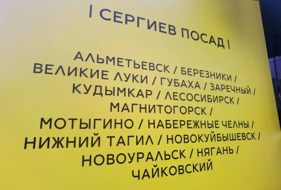 У здания администрации уже установлена сцена У здания администрации уже установлена сцена