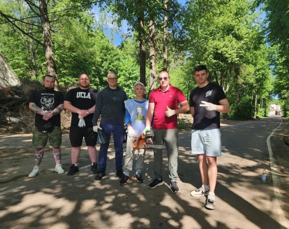 В Красноармейске добровольцы привели в порядок лесопарк рядом со школой В Красноармейске добровольцы привели в порядок лесопарк рядом со школой
