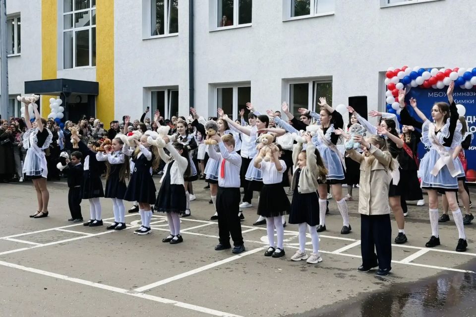 От Сходни до Кутузовского: в Химках прозвенел последний звонок для выпускников От Сходни до Кутузовского: в Химках прозвенел последний звонок для выпускников